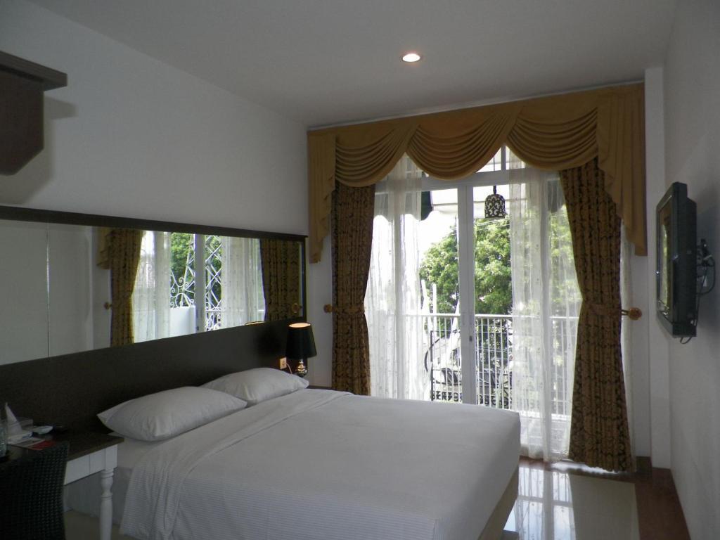 The Victoria Guesthouse Bandung Room photo