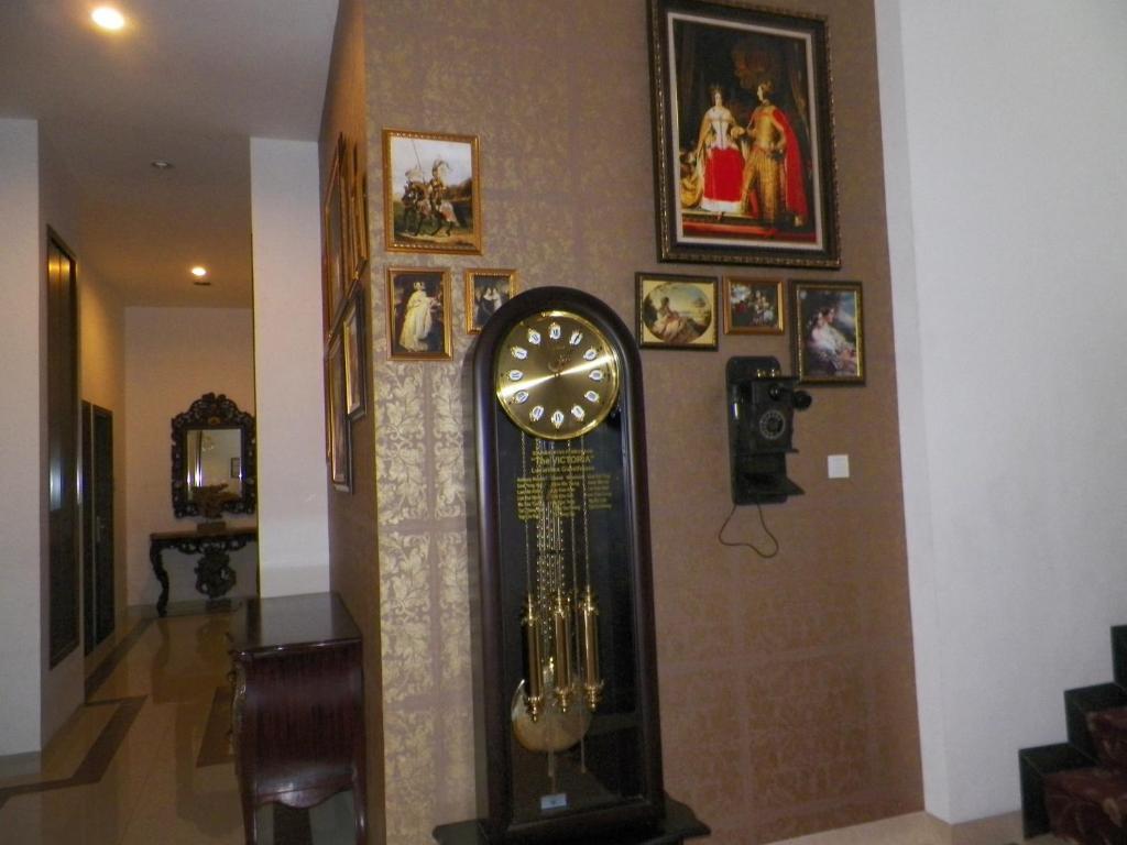The Victoria Guesthouse Bandung Exterior photo