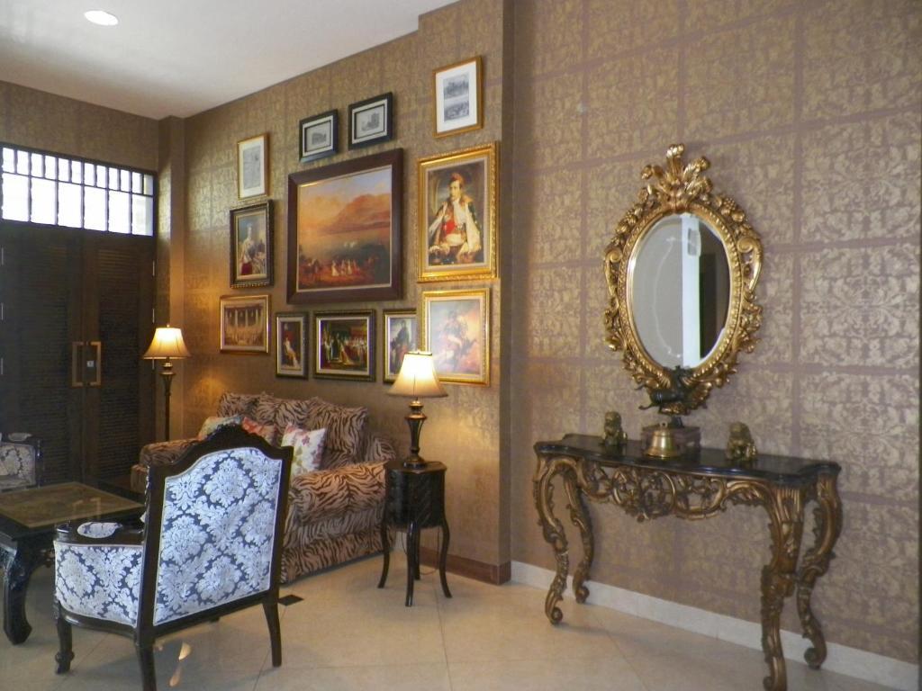 The Victoria Guesthouse Bandung Exterior photo